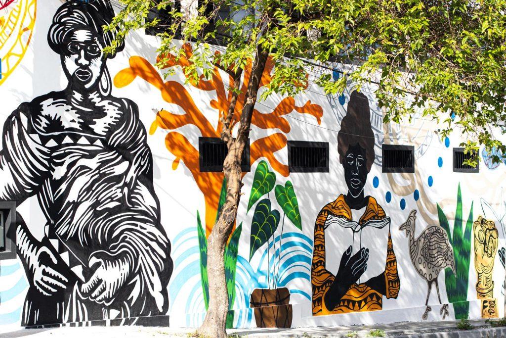 Arte de rua e grafite na fachada da Casa Sueli Carneiro.